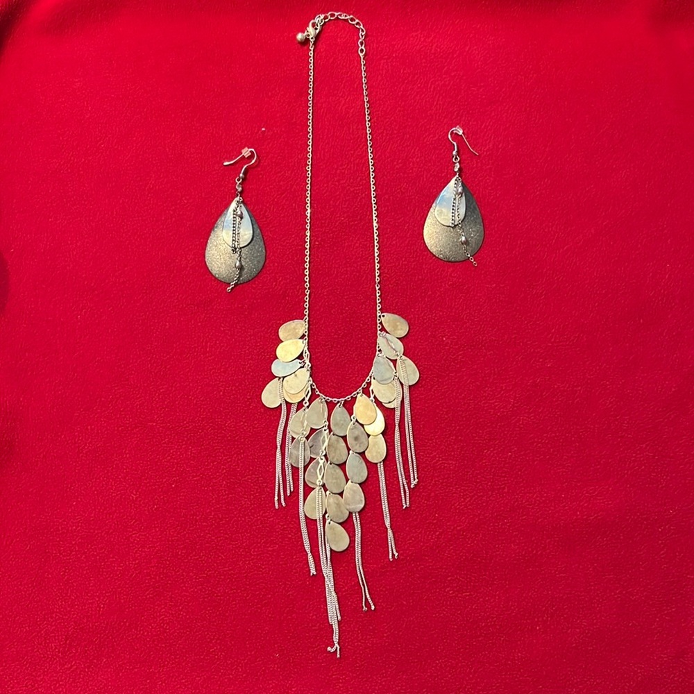 💖 3/$15 Silver Tone Necklace and Earrings